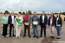 Старшыня Гродзенскага абкама прафсаюза работнікаў АПК Міраслаў Сарасек адзначыў удзельнікаў жніва