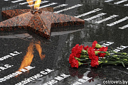 Цветы к памятнику советским воинам и партизанам возложили в Островце