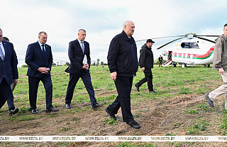 "Такого быть не должно". Александр Лукашенко начал рабочую поездку в Шкловский район с жесткой критики
