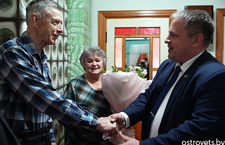 О развитии страны, закреплении молодых специалистов и жизни говорил Руслан Жуковский с пожилыми людьми