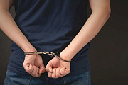 В Островце мужчина похитил 2000 рублей из незапертого ящика в торговом центре