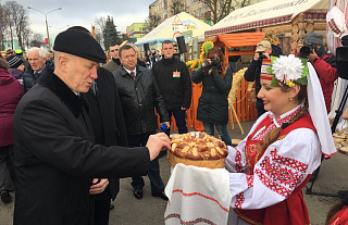 В Свислочи гостей «Дажынак» познакомили с лучшими достижениями аграриев всех районов области (+Видео)