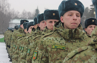 В Сморгонской пограничной группе прошел ритуал вручения оружия