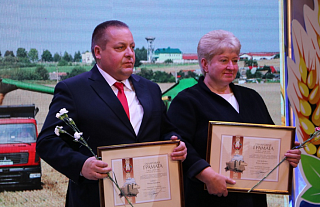 Лучшие труженики сельского хозяйства области награждены в Ивье во время празднования областных «Дожинок»