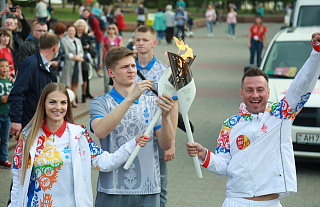 Олимпийские чемпионы, певец, ректор и супермодель. В центре Гродно прошла эстафета огня «Пламя мира» (обновляется)