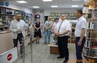Міністр інфармацыі наведаў новую кніжную краму ў Слоніме