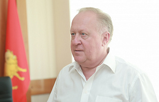 Где узнать о главных праздниках региона, как на Гродненщине помогают талантам и где купить путевку в детский лагерь если не успели. На вопросы жителей региона на прямой линии отвечал заместитель председателя облисполкома Виктор Лискович
