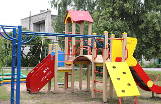 Детские площадки с логотипом МЧС появились в Островце