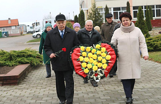 Молитва, цветы и свечи – в память о погибших