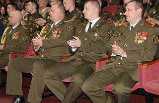 Абаронцам Айчыны – віншаванні і песні