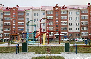 Уборка подъездов: островецкие коммунальники поделились работой с частником