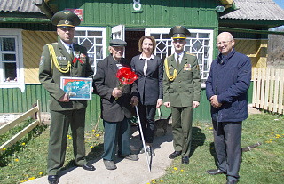 Зенитчики поздравили ветерана