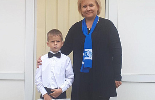 Женсовет Островетчины поздравил первоклассника, родившегося  1 сентября