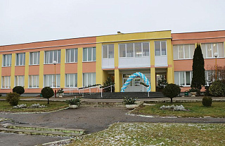 В Гудогайской школе обновили фасад здания 