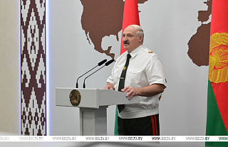 "Вы не дрогнули в минуту опасности" - Лукашенко вручил госнаграды представителям силовых ведомств