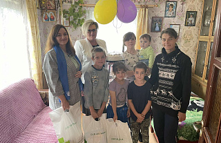 Сабраць дзяцей у школу сям'і з Гудзянікаў дапамаглі банкаўскія  работнікі