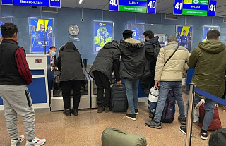 Беженцы проходят регистрацию на спецрейс в Ирак в Национальном аэропорту Минск