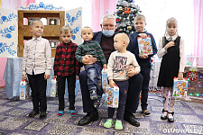 Взрослые и дети обменялись подарками