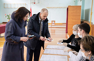Первый заместитель председателя облисполкома Юрий Валеватый: "Работа по разъяснению положений Конституции в коллективах, уверен, принесет положительные плоды"