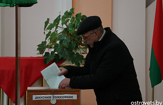 Астраўчанін Іван Кажарновіч прагаласаваў на рэферэндуме датэрмінова