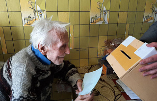 За будучыню дзяцей і ўнукаў прагаласаваў стогадовы Антон Курцэвіч