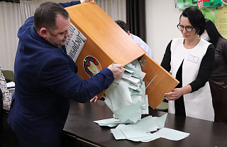 Галасаванне на рэферэндуме па Канстытуцыі завершана 