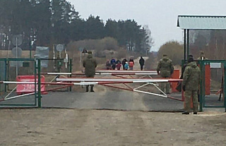 Беларусь открыта для граждан Украины: в пункте пропуска проходят оформление взрослые и дети