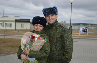 Гвардейцы поздравили с наступающим 8 Марта коллег-женщин