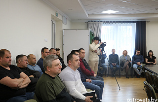 О ситуации в стране и геноциде белорусского народа беседовали с работниками лесхоза парламентарий и прокурор