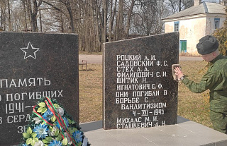 Фотофакт. Гвардейцы наводят порядок на воинских захоронениях