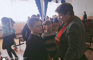 О сохранении памяти о событиях Великой Отечественной войны говорила со школьниками председатель районного совета ветеранов Ирина Шляхтун