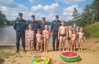Спасатели проехали по водоёмам Островетчины и напомнили отдыхающим правила купания
