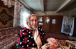 Чым лечыць свае балячкі 90-гадовая Станіслава Андрушкевіч – адна са старэйшых жыхароў вёскі Лазоўка