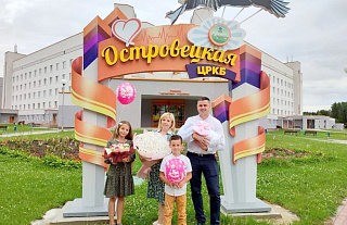 Фотозона для выписки новорождённых появилась на территории Островецкой ЦРКБ