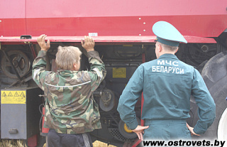 Спасатели проверяют соблюдения правил пожарной безопасности во время уборочных работ