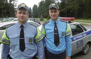 Водитель сломанного автомобиля от души благодарит милиционеров за оказанную помощь