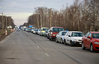 За глухим забором. Польская сторона закрывает пункт пропуска «Бобровники»: узнали, что говорят по этому поводу люди, стоящие в очереди на границе