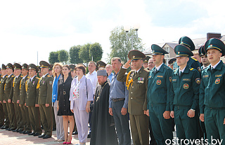 Поздравления – спасателям, подарок – городу. В Островце отметили День пожарной службы