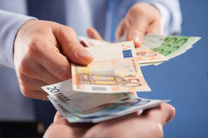 В ЕС жители будут платить за электроэнергию на 54% больше, чем в 2020-м. Какие меры принимают власти?