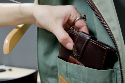 В одной из больниц Гродно у пациента из куртки украли свыше 570 долларов