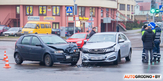 В Гродно возле ТЦ "Лира" столкнулись Geely и Fiat