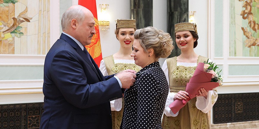 "Искренне горд за каждого". Александр Лукашенко вручил госнаграды и генеральские погоны