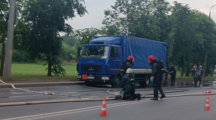 Гродненские спасатели ликвидировали утечку азотной кислоты из емкости для перевозки