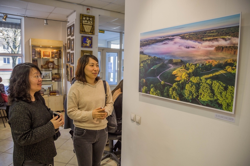 От этномотивов до науки будущего: фотовыставка «Невиданная Литва» открылась в Гродно