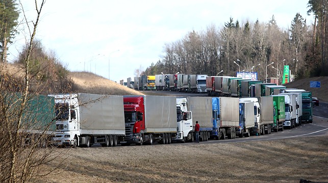 Около 1,5 тысячи грузовиков ожидает выезда из Беларуси
