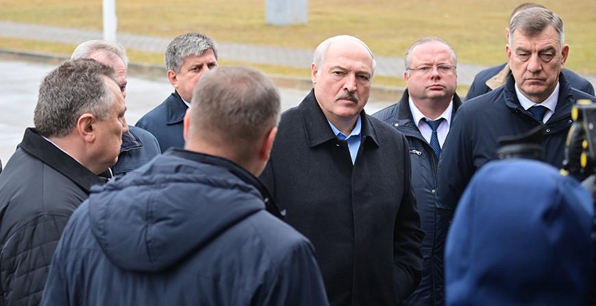 Александр Лукашенко ознакомился с производством картона на Добрушской бумажной фабрике