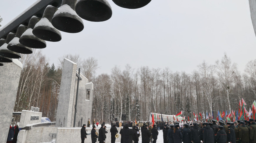 Страшно представить, забыть невозможно. На мемориале "Ола" почтили память жителей сожженной в годы войны деревни