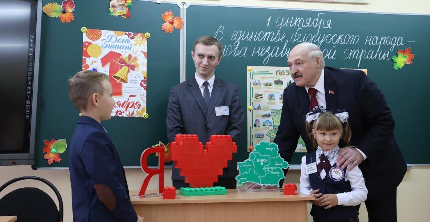"Большой подарок стране и городу". Александр Лукашенко открыл в Бобруйске новую школу