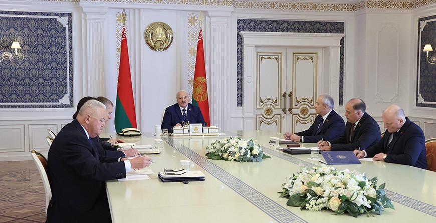 Контуры грядущих выборов и пятилетки, рост пенсий, наши иностранцы и лодка дружбы. Главное из недели Президента