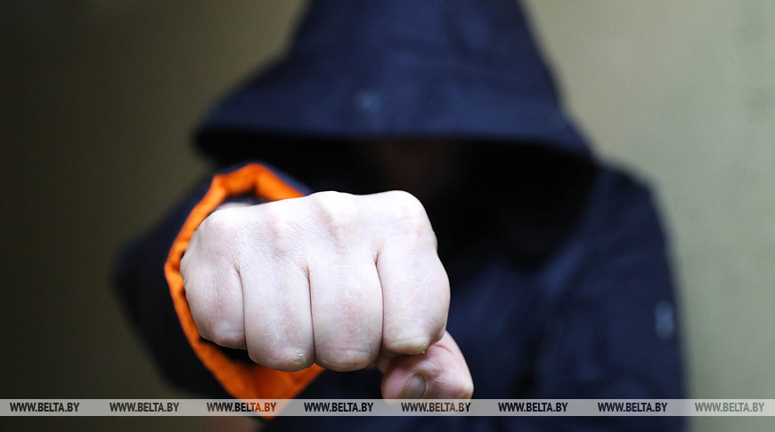 Трое жителей Лиды пытались вытолкнуть мужчину из окна пятого этажа